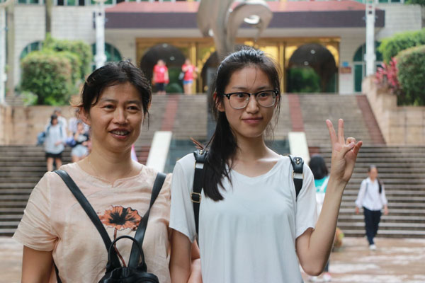 廣西：8日下午，高考英語科目考試結束后，考生與家長在考點外合影留念。（張紅璐 朱蕓琳 攝）