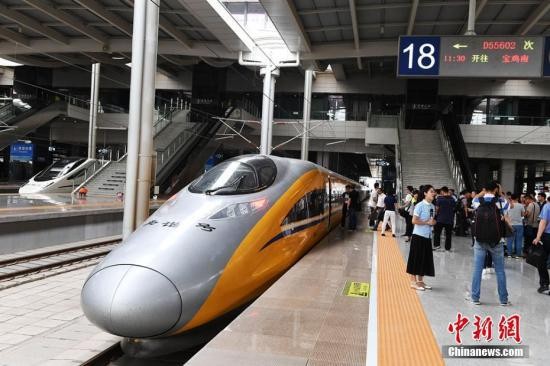 6月2日，隨著一列動(dòng)車檢測(cè)車從寶雞南站駛出，一路向西開往蘭州西站，標(biāo)志著中國首條貫通絲綢之路經(jīng)濟(jì)帶的高鐵——寶(寶雞)蘭(蘭州)高鐵進(jìn)入全線拉通試驗(yàn)階段，為寶蘭高鐵開通運(yùn)營奠定了基礎(chǔ)。楊艷敏 攝