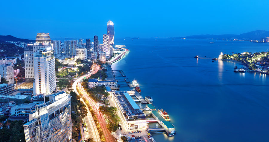 廈門環(huán)島路夜色。（廈門日?qǐng)?bào) 王火炎 攝）