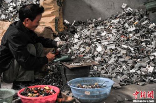 資料圖：2013年4月8日，廣東汕頭貴嶼鎮(zhèn)上一名工人正在分揀電子元件。中新社發(fā) 洪堅(jiān)鵬 攝