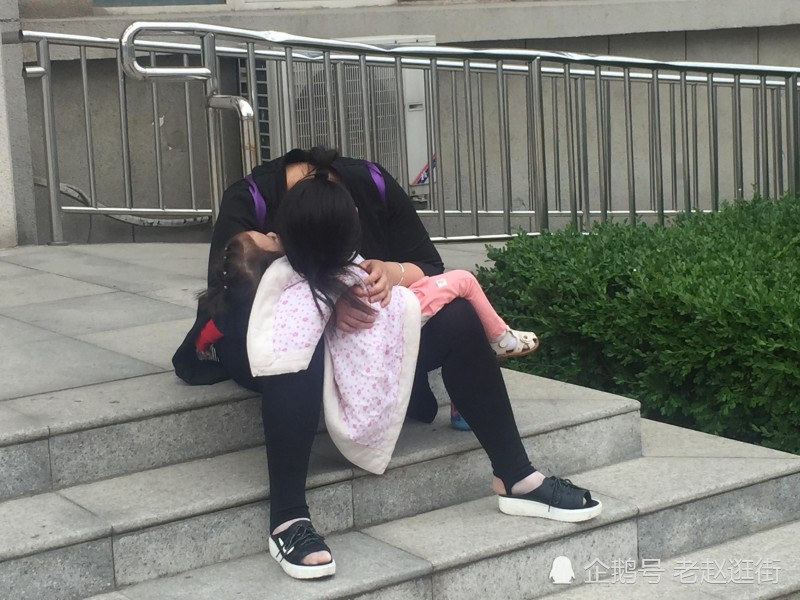母親頭俯兩歲孩子身上酣睡 等大兒子夢想成真