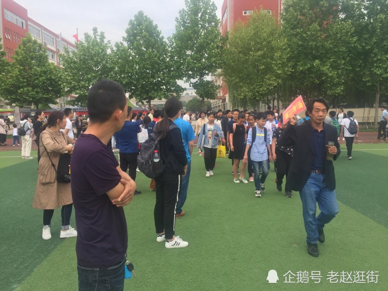 母親頭俯兩歲孩子身上酣睡 等大兒子夢想成真