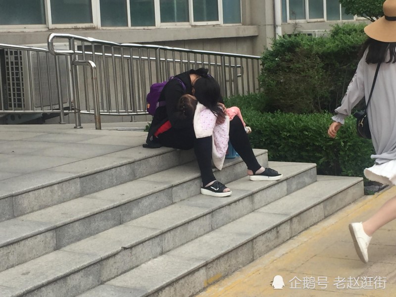 母親頭俯兩歲孩子身上酣睡 等大兒子夢想成真
