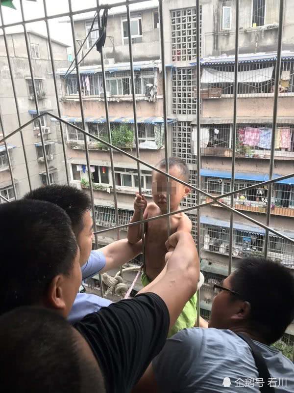 男童從8樓墜落“掛”7樓護(hù)欄外 鄰居將其一把抓住