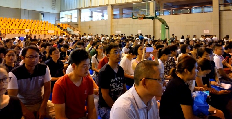 余姚市高風(fēng)中學(xué)召開2018級初一新生家長會