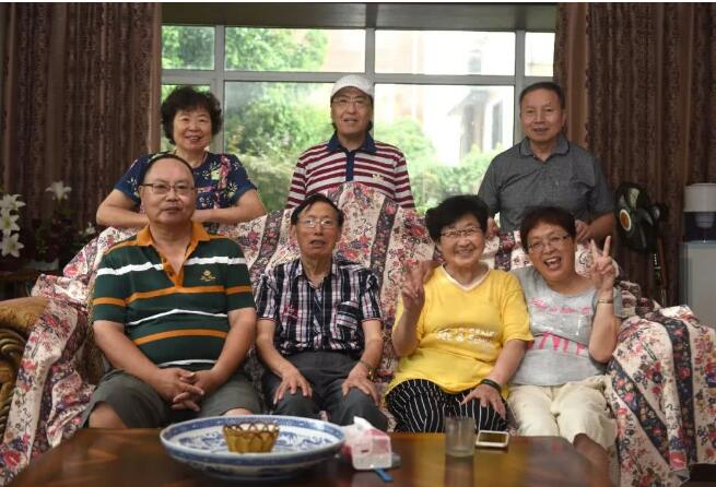 一幢別墅里的老年生存實(shí)驗：入住前簽署協(xié)議書 照排班表買菜