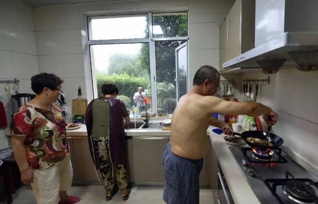 一幢別墅里的老年生存實(shí)驗：入住前簽署協(xié)議書 照排班表買菜