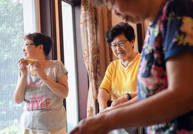 一幢別墅里的老年生存實(shí)驗：入住前簽署協(xié)議書 照排班表買菜