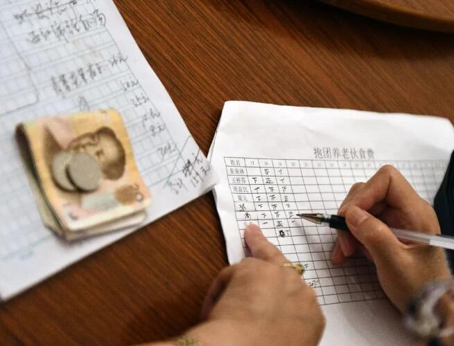 一幢別墅里的老年生存實(shí)驗：入住前簽署協(xié)議書 照排班表買菜