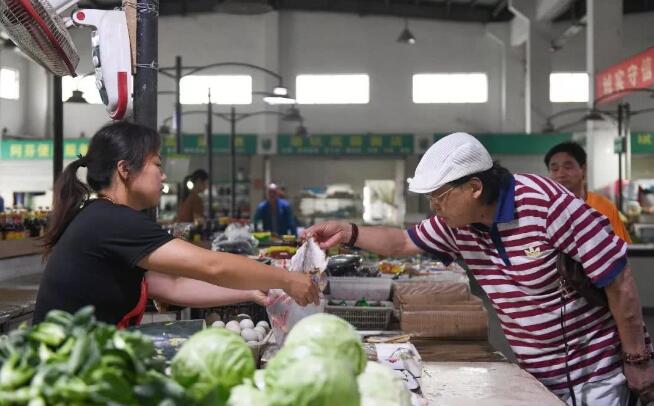 一幢別墅里的老年生存實(shí)驗：入住前簽署協(xié)議書 照排班表買菜