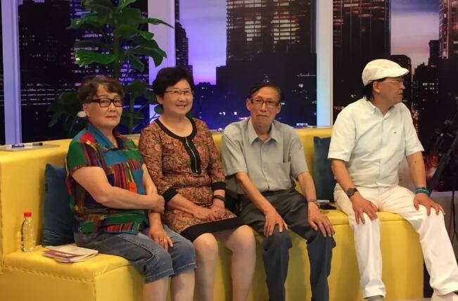 一幢別墅里的老年生存實(shí)驗：入住前簽署協(xié)議書 照排班表買菜