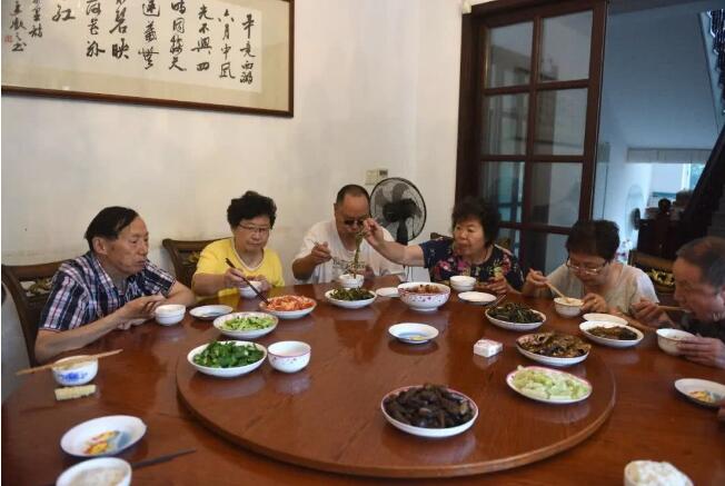 一幢別墅里的老年生存實(shí)驗：入住前簽署協(xié)議書 照排班表買菜