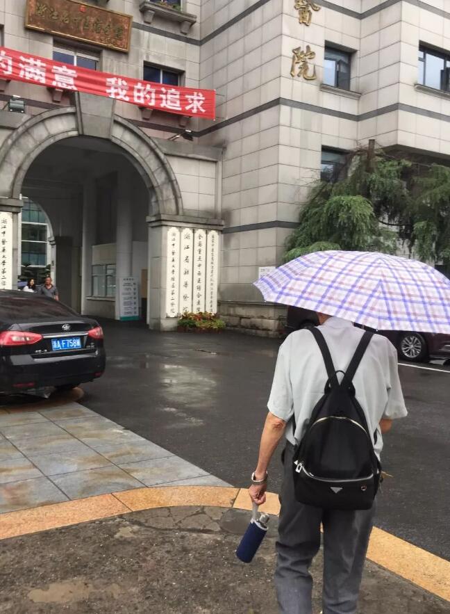 一幢別墅里的老年生存實(shí)驗：入住前簽署協(xié)議書 照排班表買菜