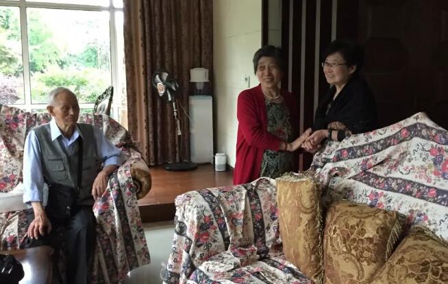 一幢別墅里的老年生存實(shí)驗：入住前簽署協(xié)議書 照排班表買菜