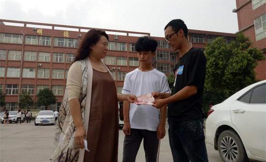 助學(xué)愛心——申清女士捐資助學(xué)被稱為“愛心天使”