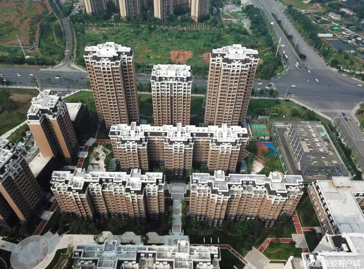 樓頂現(xiàn)違建 開(kāi)發(fā)商、業(yè)主：不是我修的
