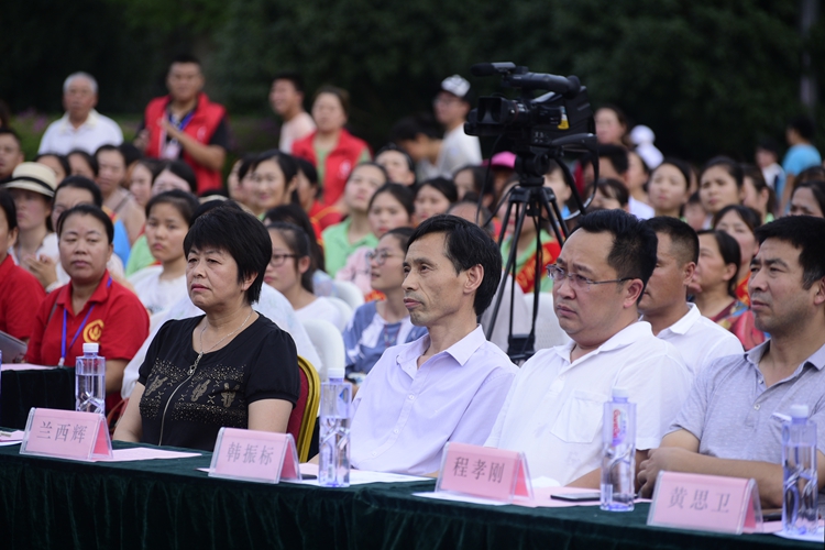 阜陽市文明之光志愿者協會“圓夢助學”公益晚會隆重舉行