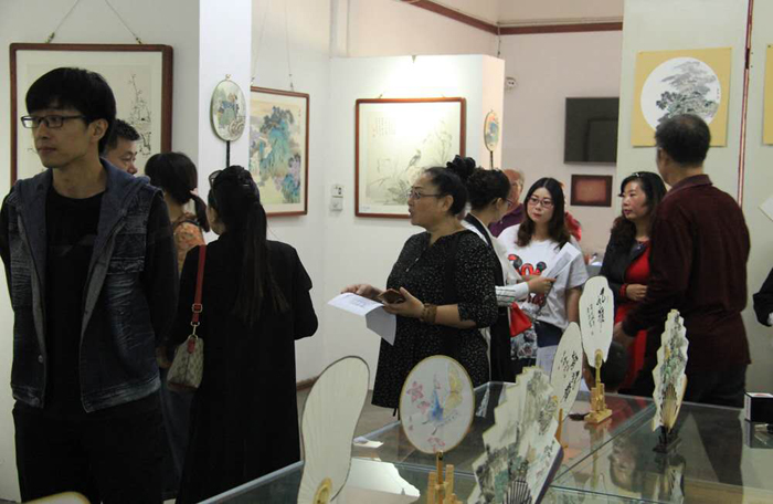 慶中秋. 迎國慶、李愛菊師生國畫作品展