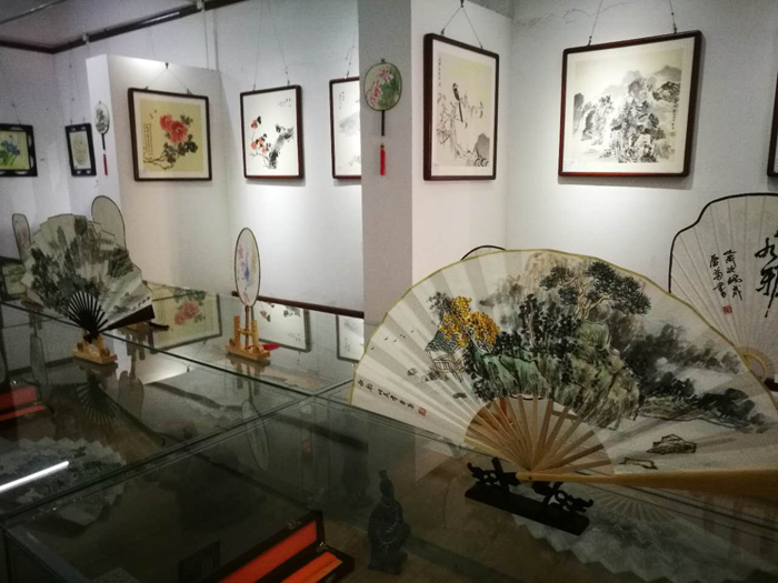 慶中秋. 迎國慶、李愛菊師生國畫作品展