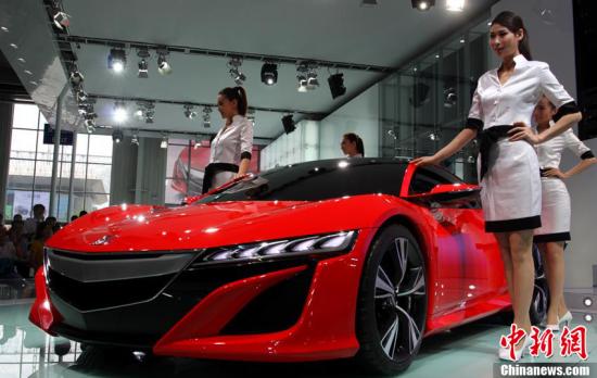 第九屆中國長春國際汽車博覽會13日開館迎客，勞斯萊斯、蘭博基尼、賓利等眾多豪車品牌紛紛亮相。而標價2000萬元的科尼塞克、511萬元的阿斯頓·馬丁等頂級豪車均為首次參加長春車展。據長春車展組委會官方數(shù)據，本次車展展出的各式豪車總價值超過億元人民幣。圖為尚未量產的謳歌NSX概念版，據稱量產后售價會在6000萬元以上。張瑤 攝