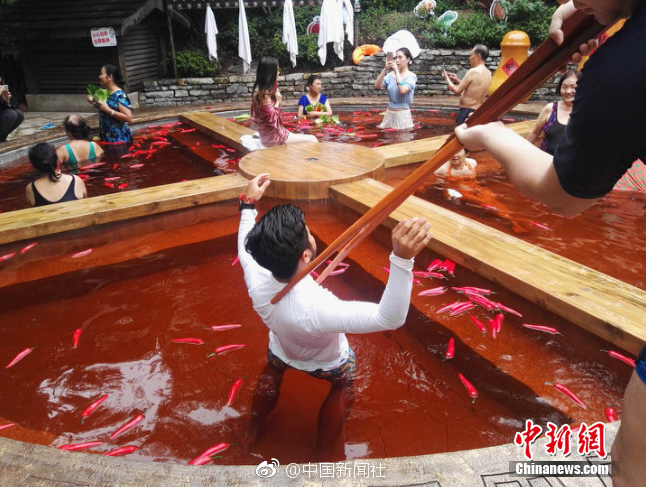 重慶現(xiàn)“火鍋”溫泉 泡嗎？