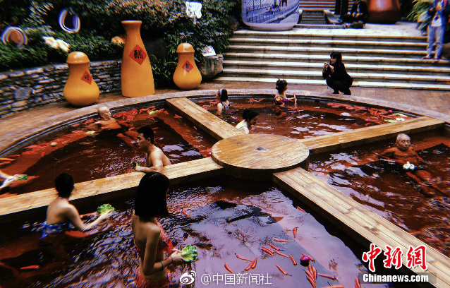 重慶現(xiàn)“火鍋”溫泉 泡嗎？