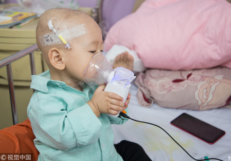 1歲寶寶患癌 病床上學會自己