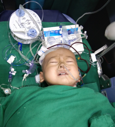1歲寶寶患癌 病床上學會自己