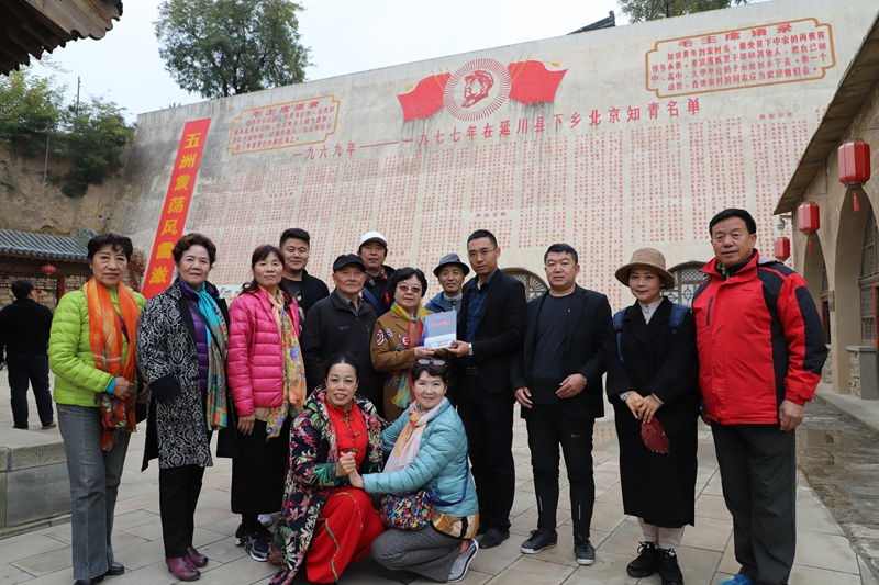 CCTⅤ欄目運(yùn)營總監(jiān)劉嘉有，帶隊(duì)紅色經(jīng)典輕騎兵藝術(shù)團(tuán)延安行