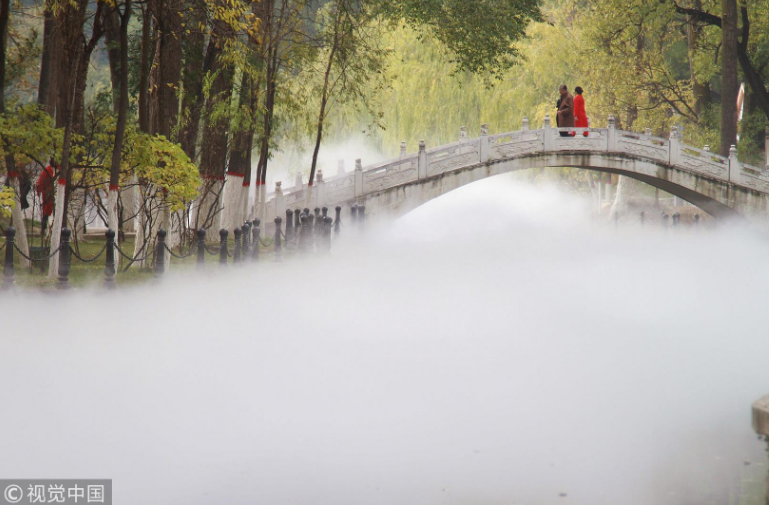 公園人造噴霧營(yíng)造“仙境” 游客駐足拍照