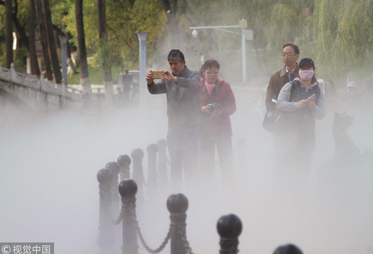公園人造噴霧營(yíng)造“仙境” 游客駐足拍照