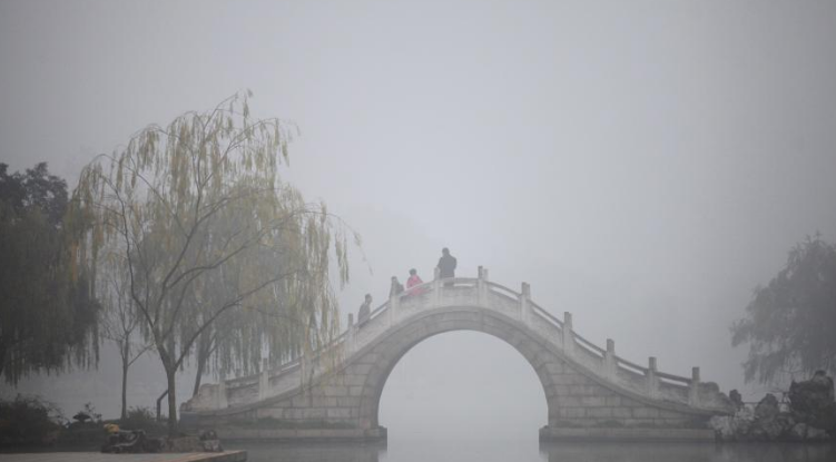 古城揚州大霧彌漫 百米之外樓房隱約可見
