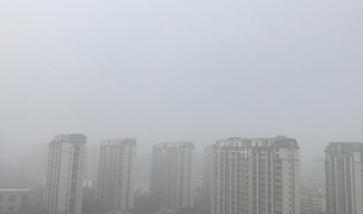 古城揚州大霧彌漫 百米之外樓房隱約可見