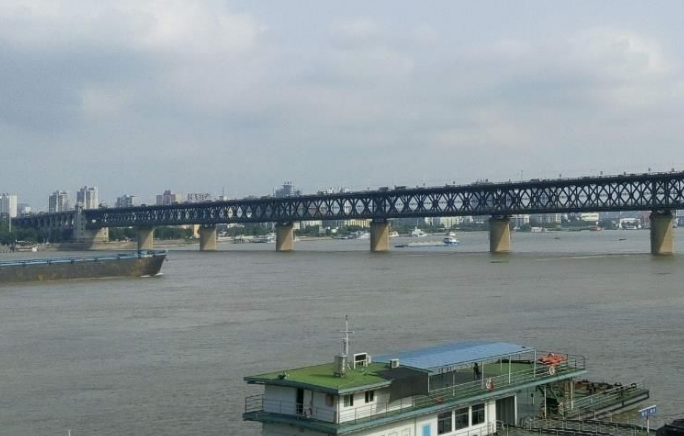 中國(guó)將8800噸的武漢大橋旋轉(zhuǎn)81度，老外:“在西方根本不可能!