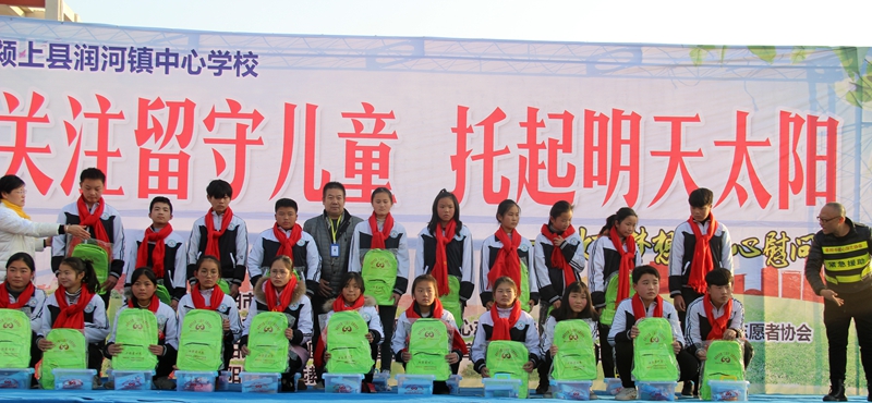  關(guān)愛貧困兒童  傳遞社會(huì)愛心