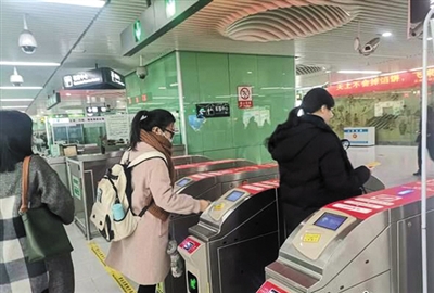 地鐵卡余額超票價卻無法進(jìn)站 女生告地鐵公司促改規(guī)