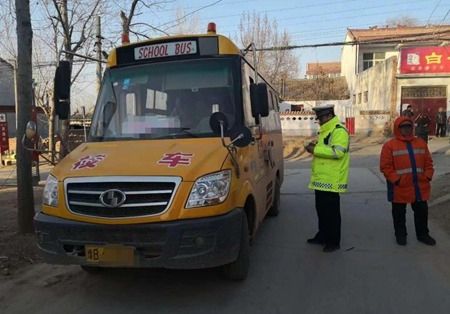 蘭考交警突擊檢查 多家幼兒園違規(guī)接送學(xué)生被重罰