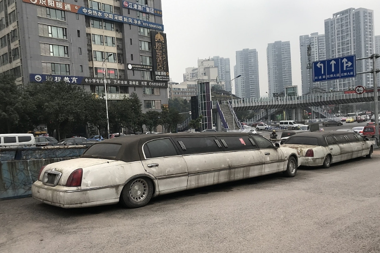 3輛加長版林肯被遺棄路邊