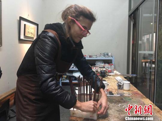 法國藝術(shù)家福州拜師學(xué)漆藝：開啟“漆彩人生”