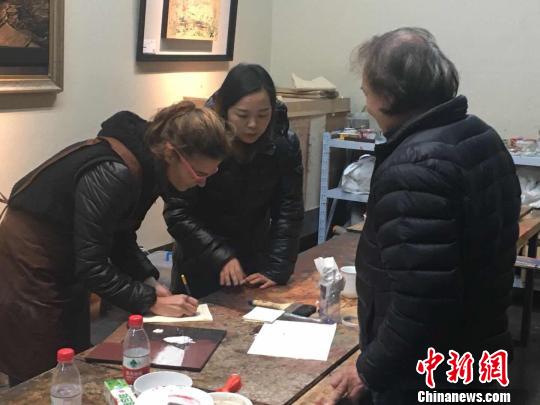 法國藝術(shù)家福州拜師學(xué)漆藝：開啟“漆彩人生”