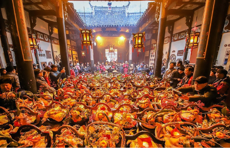 浙江:“賽豬頭”祭祖先朱熹