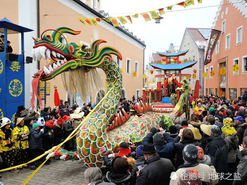 德國(guó)小鎮(zhèn)每年也要過(guò)年！選一人當(dāng)皇帝，稱自己是中國(guó)人很驕傲！