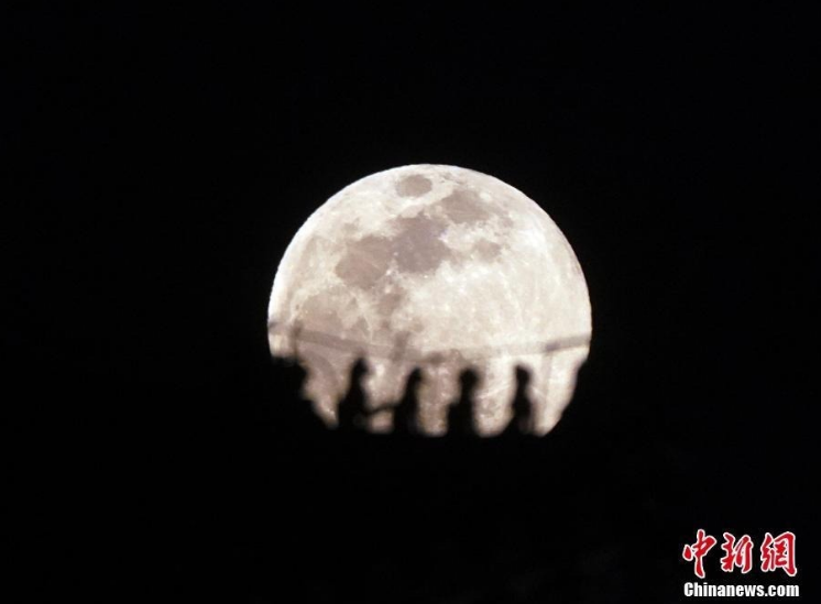 快來(lái)看！元宵夜喜提今年最大最圓月