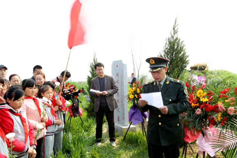 　不忘英雄本色 牢記革命傳統(tǒng)——懷遠(yuǎn)縣退役軍人事務(wù)局和榴城鎮(zhèn)舉辦抗日英烈揭碑祭奠活動(dòng)