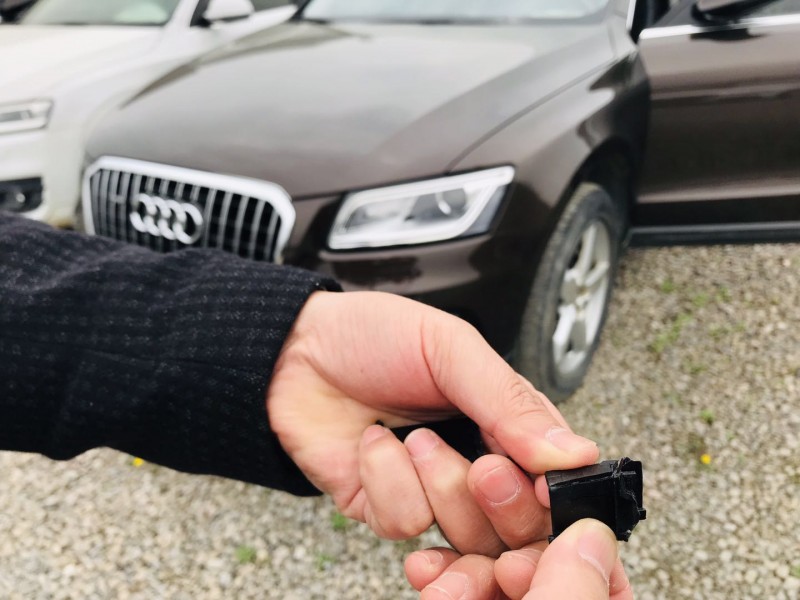 品牌汽車奧迪疑用劣質(zhì)塑料件