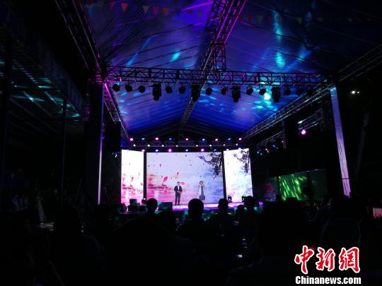 “五一”文藝匯演走進(jìn)中建四局項(xiàng)目工地 逾百工友參演 郭軍 攝 “五一”文藝匯演走進(jìn)中建四局項(xiàng)目工地 逾百工友參演 郭軍 攝