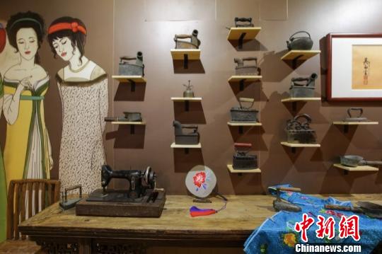 館內(nèi)陳列的熨斗等展品。 穎怡 攝