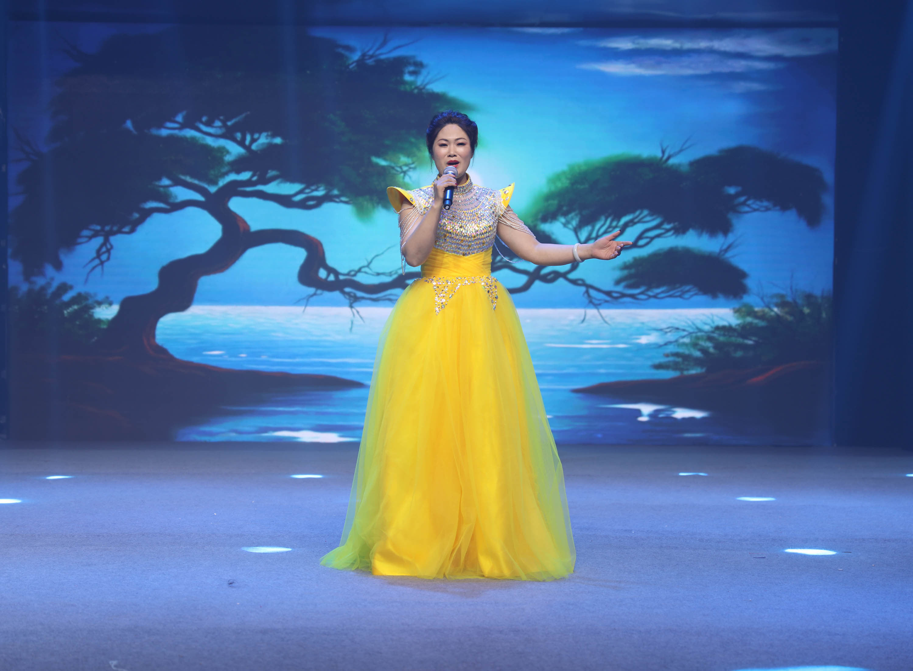 “明星大舞臺(tái)，歌唱新時(shí)代，踐行中國(guó)夢(mèng)”群星匯演亮相中央電視臺(tái)星光影視園
