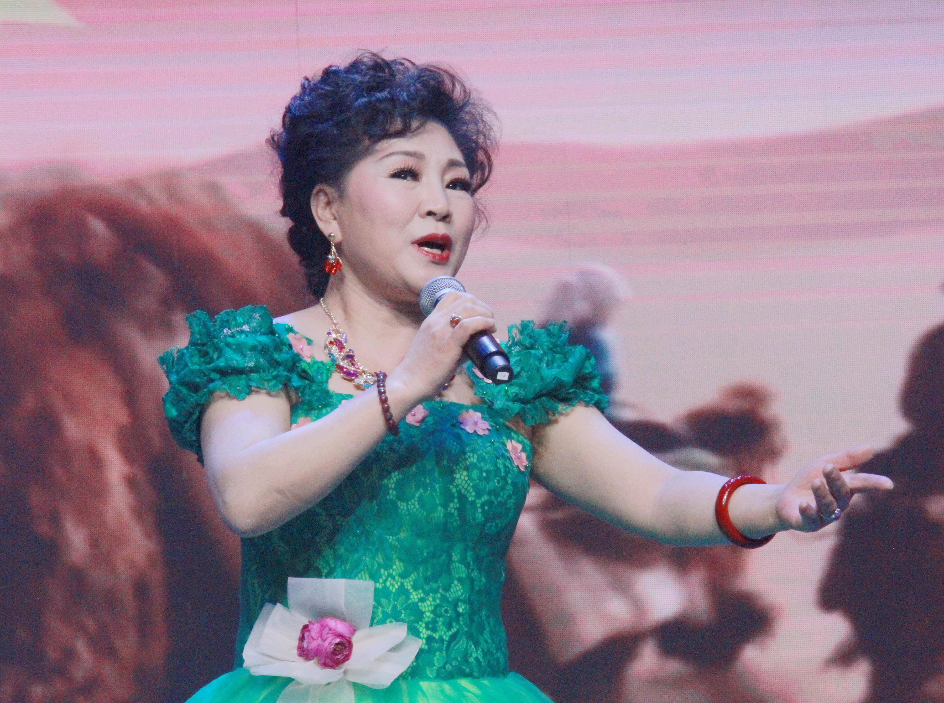 “明星大舞臺(tái)，歌唱新時(shí)代，踐行中國(guó)夢(mèng)”群星匯演亮相中央電視臺(tái)星光影視園