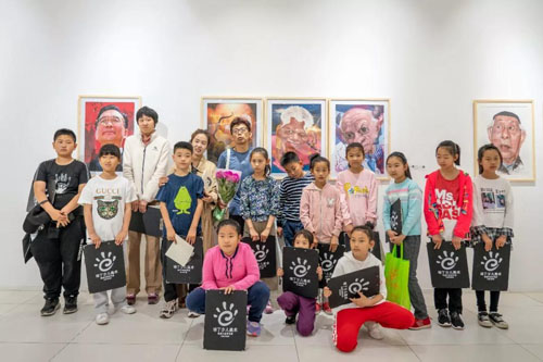 08參展畫家為觀眾導(dǎo)覽并與小畫家們合影.jpg